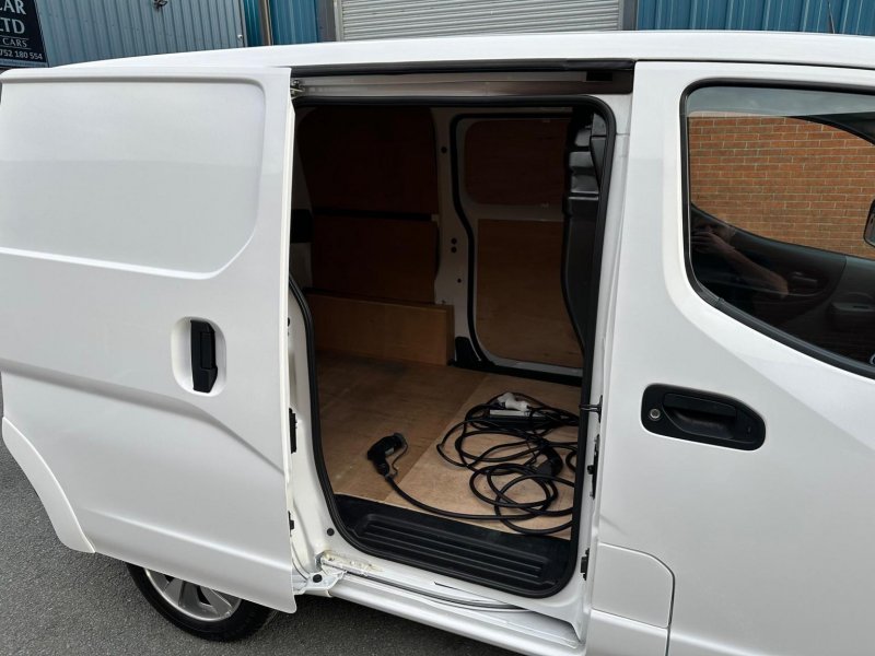 NISSAN E-NV200