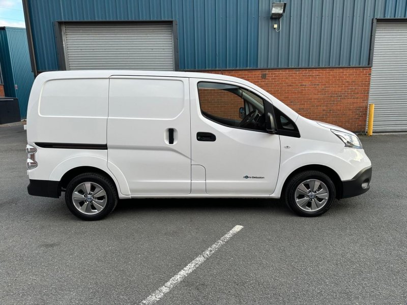 NISSAN E-NV200