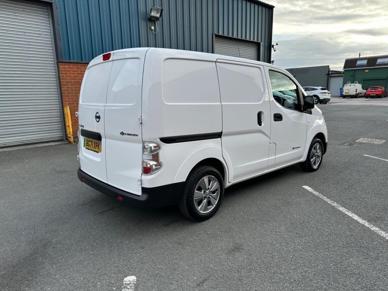 NISSAN E-NV200