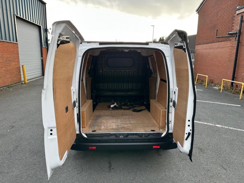 NISSAN E-NV200