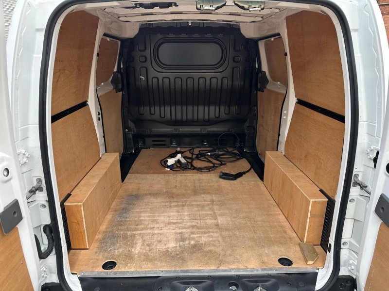 NISSAN E-NV200
